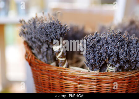 Bouquet de fleurs de lavande séchées dans panier en osier à la maison Banque D'Images