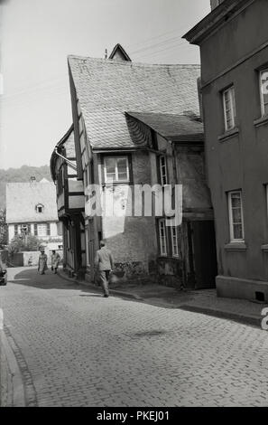 Années 1950, historiques, Cologne, Allemagne, une étroite rue pavée de la vieille ville historique de buidlings contenant l'ancien. Banque D'Images