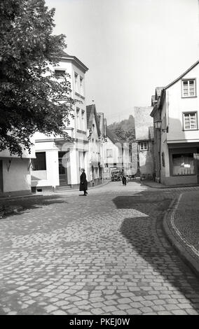 Années 1950, historiques, Cologne, Allemagne, une étroite rue pavée de la vieille ville historique de buidlings contenant l'ancien. Banque D'Images