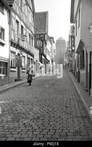 Années 1950, historiques, Cologne, Allemagne, une étroite rue pavée de la vieille ville historique de buidlings contenant l'ancien. Banque D'Images