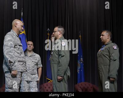 Le lieutenant-colonel Shawn Reynolds, commandant de la 136e, 107e Escadron d'attaque, attaque le groupe des opérations 107e Escadre, New York, la Garde nationale prend le guidon du colonel Douglas Eoute, commandant de la 107e OG, signifiant la passation de commandement de la 136e ATKS lors d'une cérémonie à station de la Réserve aérienne de Niagara Falls, NY, le 11 août, 2018. Reynolds prend le commandement de l'escadron du lieutenant-colonel Michael Galvin. Banque D'Images