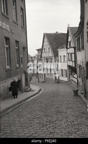 Années 1950, historiques, Cologne, Allemagne, une étroite rue pavée de la vieille ville historique de buidlings contenant l'ancien. Banque D'Images