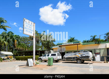 4X4 un bateau de remorquage Avan off-road trailer un plein à Chillagoe Chillagoe Roadhouse, village touristique, le nord du Queensland, Queensland, Australie Banque D'Images