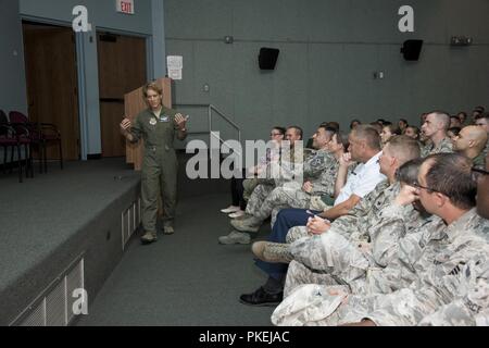 Le colonel Laurel "Buff" Burkel parle aux aviateurs affecté à la 105e Airlift Wing à Stewart Air National Guard Base, N.Y., le 4 août 2018. Burkel a été évacué vers les États-Unis sur un 105e C-17 Globemaster III. Banque D'Images