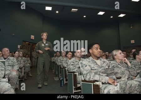 Le colonel Laurel "Buff" Burkel parle aux aviateurs affecté à la 105e Airlift Wing à Stewart Air National Guard Base, N.Y., le 4 août 2018. Burkel a été évacué vers les États-Unis sur un 105e C-17 Globemaster III. Banque D'Images