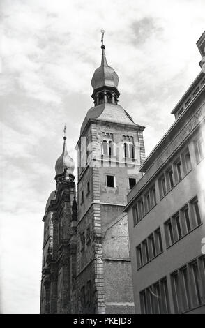 Années 1950, historiques, de petits dômes décoratifs et les flèches en haut de l'ancien bâtiment, peut-être une église, à Cologne, Allemagne qui ont survécu à la destruction de la SECONDE GUERRE MONDIALE. Banque D'Images