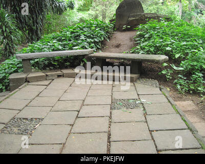 Bancs de pierre à l'intérieur parc Nalla Osho à Pune, Maharashtra, Inde Banque D'Images