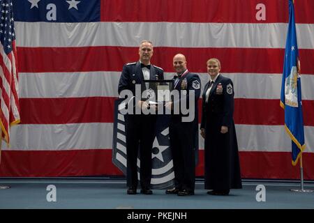 Les sergents technique célébrer leur sélection pour le Master Sergeant au cours d'une cérémonie d'intronisation des sous-officiers supérieurs à la base aérienne de Barksdale, en Louisiane, le 10 août 2018. Banque D'Images