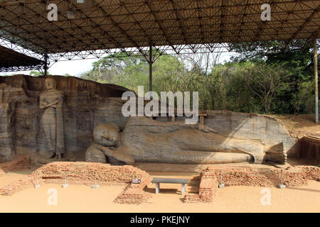 Le comité permanent et le Bouddha couché Statue de Gal Vihara, Polonnaruwa. Prises au Sri Lanka, août 2018. Banque D'Images