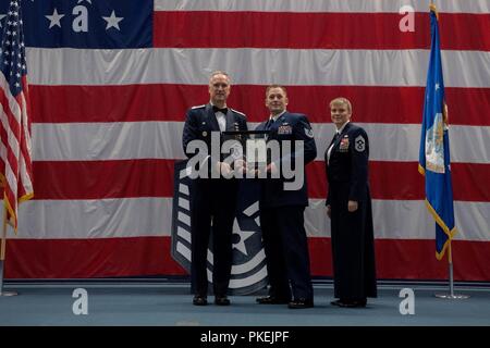 Les sergents technique célébrer leur sélection pour le Master Sergeant au cours d'une cérémonie d'intronisation des sous-officiers supérieurs à la base aérienne de Barksdale, en Louisiane, le 10 août 2018. Banque D'Images