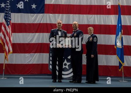 Les sergents technique célébrer leur sélection pour le Master Sergeant au cours d'une cérémonie d'intronisation des sous-officiers supérieurs à la base aérienne de Barksdale, en Louisiane, le 10 août 2018. Banque D'Images