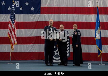 Les sergents technique célébrer leur sélection pour le Master Sergeant au cours d'une cérémonie d'intronisation des sous-officiers supérieurs à la base aérienne de Barksdale, en Louisiane, le 10 août 2018. Banque D'Images