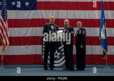 Les sergents technique célébrer leur sélection pour le Master Sergeant au cours d'une cérémonie d'intronisation des sous-officiers supérieurs à la base aérienne de Barksdale, en Louisiane, le 10 août 2018. Banque D'Images