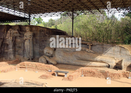 Le comité permanent et le Bouddha couché Statue de Gal Vihara, Polonnaruwa. Prises au Sri Lanka, août 2018. Banque D'Images