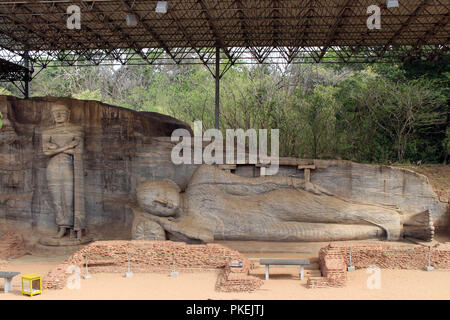 Le comité permanent et le Bouddha couché Statue de Gal Vihara, Polonnaruwa. Prises au Sri Lanka, août 2018. Banque D'Images