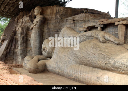 Le comité permanent et le Bouddha couché Statue de Gal Vihara, Polonnaruwa. Prises au Sri Lanka, août 2018. Banque D'Images