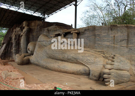 Le comité permanent et le Bouddha couché Statue de Gal Vihara, Polonnaruwa. Prises au Sri Lanka, août 2018. Banque D'Images