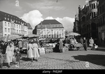 Années 1950, historiques, après-guerre, les consommateurs à un marché en plein air dans une large rue pavée à Cologne, Allemagne. Banque D'Images