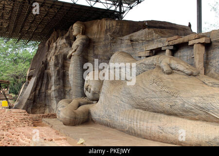 Le comité permanent et le Bouddha couché Statue de Gal Vihara, Polonnaruwa. Prises au Sri Lanka, août 2018. Banque D'Images