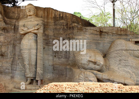 Le comité permanent et le Bouddha couché Statue de Gal Vihara, Polonnaruwa. Prises au Sri Lanka, août 2018. Banque D'Images