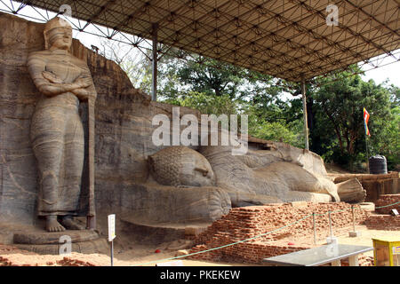 Le comité permanent et le Bouddha couché Statue de Gal Vihara, Polonnaruwa. Prises au Sri Lanka, août 2018. Banque D'Images