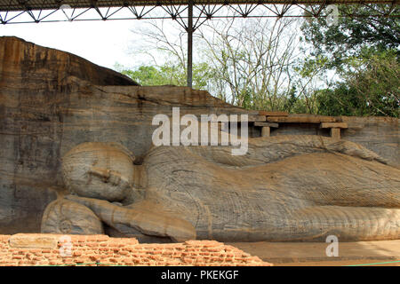 Le bouddha couché Statue de Gal Vihara, Polonnaruwa. Prises au Sri Lanka, août 2018. Banque D'Images