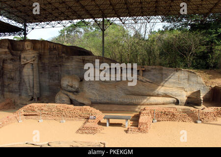 Le comité permanent et le Bouddha couché Statue de Gal Vihara, Polonnaruwa. Prises au Sri Lanka, août 2018. Banque D'Images