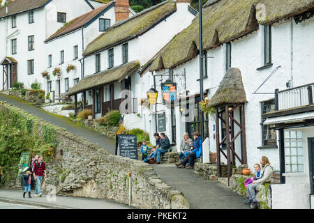 Les cottages et historique14ème siècle au toit de l'hôtel Rising Sun Inn, Lynmouth, Devon, England, UK Banque D'Images