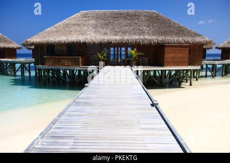 Jetée en bois menant à l'océan Pacifique sur pilotis aux Maldives Banque D'Images