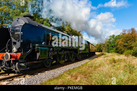 Un train à vapeur vintage charrues dans le North York Moors sur un matin d'automne près de Goathland, Yorkshire, UK. Banque D'Images