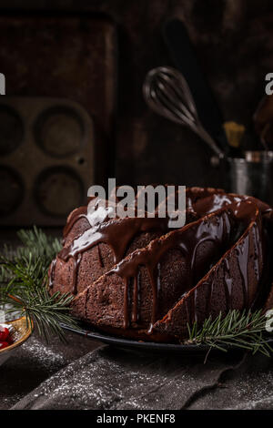 Gâteau bundt d'épice pour Noël avec des décorations de Noël et d'airelles sur fond sombre Banque D'Images