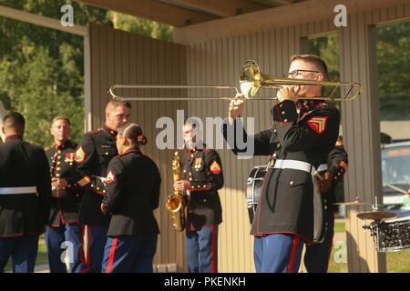 Corps des Marines des États-Unis Le Cpl. Seth E. Amande, musicien, Marine Corps Base Quantico (MCBQ), effectuée pendant un concert à Kesaheina, Mantyharju, Finlande, 29 juillet 2018. La bande continue à effectuer à différents endroits autour de la Finlande qui se préparent à la 2018 Hamina Tattoo. Banque D'Images