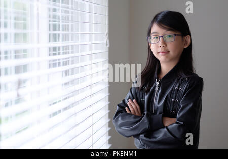 Cute little girl mode dans le blouson de cuir Banque D'Images