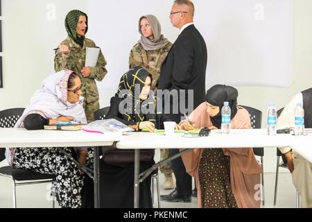 L'AÉRODROME DE KANDAHAR, Afghanistan (28 juillet 2018) -- les femmes afghanes de la communication travaillent ensemble, le 28 juillet 2018, au cours d'un exercice pratique d'une shura dans le Train, conseiller et assister les Command-South composé dans l'aérodrome de Kandahar, Afghanistan. La Shura a été accueilli par appui résolu à aider les conseillers militaires afghans, sécurité, social, diplomatique, les femmes et les communicateurs religieux dans la synchronisation des messages sur la paix en Afghanistan. Banque D'Images