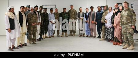 L'AÉRODROME DE KANDAHAR, Afghanistan (28 juillet 2018) -- l'appui résolu de l'Afghanistan et de la communication posent pour une photo de groupe, le 28 juillet 2018, après d'une shura dans le Train, conseiller et assister les Command-South composé dans l'aérodrome de Kandahar, Afghanistan. La Shura a été accueilli par appui résolu à aider les conseillers militaires afghans, sécurité, social, diplomatique, les femmes et les communicateurs religieux dans la synchronisation des messages sur la paix en Afghanistan. Banque D'Images