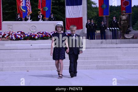 Une jeune fille française et un garçon américain participant à une cérémonie à l'Oise- Aisne Cimetière Américain de Seringes et Nesles, France le 28 juillet 2018. L'événement commémoré le 100 anniversaire de la Division 42e-- maintenant un élément de la Garde Nationale de New York-- dans la campagne Oise-Aisne il y a 100 ans. Vingt-cinq soldats de la 42e Division d'infanterie ont été en France du 24 au 29 juillet pour prendre part à des événements commémorant le rôle de la division-- et le rôle de l'armée américaine-- dans la Première Guerre mondiale ( U.S. Army National Guard Banque D'Images