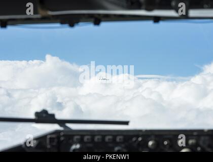 Un KC-135 Stratotanker avec la 121e Escadre de ravitaillement en vol, de l'Ohio vole dans le ciel le 27 juillet 2018. La réunion a été Stratotanker un C-5 Galaxy à partir de Dover Air Force Base, Texas pour faire une transformation en exercice. Banque D'Images