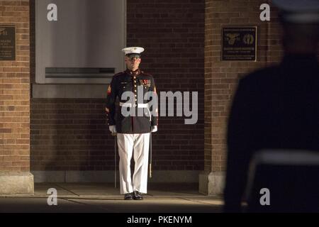 Le sergent Jared Brown, marcher, la Compagnie Bravo, Marine Barracks Washington D.C., se situe à la position de l'attention au cours de l'agent de Staff-Noncommissioned défilé vendredi soir à la caserne, le 27 juillet 2018. Au cours de l'organisation statutaire vendredi soir Parade, supposons que l'organisation statutaire de billettes de dirigeants clés' positions marche normalement pourvus par des officiers et sous-officiers. Brown a pris la position de la Compagnie Bravo premier sergent pour la parade. Banque D'Images