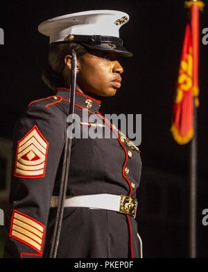 Premier Sgt. Giselle Calliste, première société sergent, compagnie, Marine Barracks Washington D.C., des marches à pied à partir du Centre au cours de l'agent de Staff-Noncommissioned défilé vendredi soir à la caserne, le 27 juillet 2018. Au cours de l'organisation statutaire vendredi soir Parade, supposons que l'organisation statutaire de billettes de dirigeants clés' positions marche normalement pourvus par des officiers et sous-officiers. Calliste assume le poste de capitaine-adjudant de la Parade pour la parade. Banque D'Images