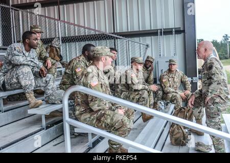 LTG Charles D. Luckey, chef de l'armée de réserve et commandant général de l'armée américaine commande Réserve, parle avec les soldats de l'unité Liste Groupe de travail au cours de l'opération, ultime d'acier froid II, organisé par l'armée américaine et des affaires civiles de la commande d'opérations psychologiques (Airborne), Juillet 25, 2018 at Joint Base McGuire-Dix-Lakehurst, New Jersey. L'acier froid fonctionnement est l'armée américaine Réserver's armes collectives qualification et validation afin de s'assurer de l'Armée de l'Amérique et les soldats sont formés et prêts à se déployer à court préavis dans le cadre de prêt Force X et prêt au combat et la puissance de feu meurtrière Banque D'Images