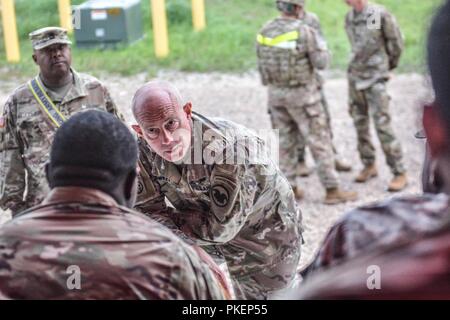 LTG Charles D. Luckey, chef de l'armée de réserve et commandant général de l'armée américaine commande Réserve, parle avec les soldats de l'unité Liste Groupe de travail au cours de l'opération, ultime d'acier froid II, organisé par l'armée américaine et des affaires civiles de la commande d'opérations psychologiques (Airborne), Juillet 25, 2018 at Joint Base McGuire-Dix-Lakehurst, New Jersey. L'acier froid fonctionnement est l'armée américaine Réserver's armes collectives qualification et validation afin de s'assurer de l'Armée de l'Amérique et les soldats sont formés et prêts à se déployer à court préavis dans le cadre de prêt Force X et prêt au combat et la puissance de feu meurtrière Banque D'Images