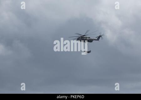 MARINE CORPS BASE HAWAII (29 juillet 2018) un Corps des Marines américains CH-53E Super Stallion helicopter porte un M777 Howitzer de 155 mm remorqués au cours d'un débarquement amphibie dans le cadre de démonstration de Rim of the Pacific (RIMPAC) sur base du Corps des Marines Hawaii 29 Juillet, 2018. RIMPAC fournit une formation de valeur pour la tâche organisé, hautement capable air-sol marin Task Force et améliore la capacité d'intervention de crise critique de Marines américains dans le Pacifique. Vingt-cinq nations, 46 navires, 5 sous-marins, environ 200 avions et 25 000 personnes participent à l'EXERCICE RIMPAC du 27 juin au 2 août dans et aro Banque D'Images