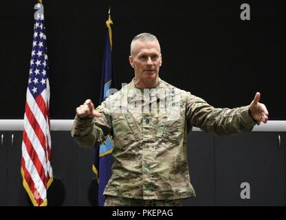 MIAMI -- U.S. Army Command Sgt. Le major John Troxell, Senior s'enrôle Conseiller du Président de l'état-major interarmées, l'adresse de participants lors d'une fait appel à l'appel du sud des États-Unis siège commande le 30 juillet. Troxell a parlé avec les troupes de l'importance de la condition physique et les opérations conjointes de l'état de préparation du 21e siècle. Au cours de sa visite, il a également rencontré les dirigeants de commande et a été informé de la mission et les commande de l'effort. Banque D'Images