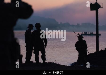 Des soldats de la réserve de l'armée américaine de la 489th Engineer Battalion, Little Rock, Arkansas, conduite au cours de la commande de la mission de l'événement culminant Gap crossing humide pendant l'agression de la rivière, Fort Chaffee, Arkansas, 25 juillet 2018. Agression de la rivière est un événement de formation armée, courut par le 420th Engineer Brigade, que le 416e TEC emploie pour préparer formés et prêts les unités du génie et des soldats Banque D'Images