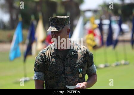 Le sergent-chef du Corps des Marines des États-Unis. Geanni Zillinger, station service alimentaire représentant technique, exprime sa gratitude à la famille et les amis au cours de sa retraite cérémonie au Marine Corps Air Station Miramar, Californie, le 27 juillet. Zillinger a pris sa retraite après 26 années de service honorable service militaire. Banque D'Images