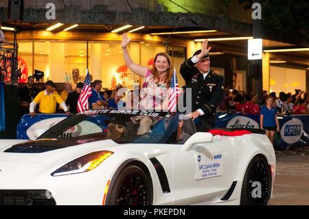 La CPS. Calvin Miller avec 22e Compagnie Jeu Ingénieur, 864e bataillon du génie, ingénieur 555e Brigade est accompagné de sa femme Emilee Miller au cours de la 68e parade annuelle de Seafair à Seattle, Washington le 28 juillet 2018. Miller est le premier d'Amérique du soldat du Corps de l'année. Miller s'est mesuré à 38 autres soldat de l'ensemble corps et fini au-dessus du reste à des événements qui ont testé la pensée critique, la forme physique et les tâches et les exercices de combat guerrier. Gagner lui assurent l'honneur de représenter le 1 corps à la parade. Banque D'Images