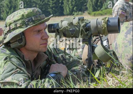 Pour l'observateur de l'équipe de tireurs de la Finlande pour la puce montres trace de ses tireurs d'ronde, au cours de l'Europe meilleure équipe de la concurrence au secteur d'entraînement Grafenwoehr, Allemagne, le 29 juillet 2018. L'équipe de tireurs d'Europe meilleurs concours est un concours de l'Europe de l'armée américaine difficile militaires de partout dans le monde pour soutenir la concurrence et améliorer le travail d'équipe avec les alliés et les pays partenaires. Banque D'Images