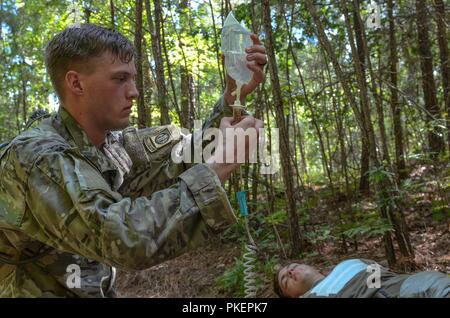 La CPS. Aaron Tolson attribué à 1er Bataillon du 508th Parachute Infantry Regiment, 3e Brigade Combat Team, 82nd Airborne Division donne un IV à un capital nominal victime durant le meilleur concours infirmier à Fort Bragg, N.C., le 26 juillet 2018. Banque D'Images