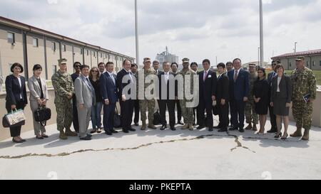 Roumanie (31 juillet 2018) Le capitaine Washington Charlos, commandant de l'installation de soutien naval Deveselu, et le Colonel Razvan Bratulescu, commandant de la 99e base militaire roumaine, prendre une photo de groupe avec les membres de la Diète japonaise, au cours d'une visite. NSF Deveselu AAMDS et Roumanie sont situés dans la base militaire roumaine 99e et jouer un rôle clé dans la défense antimissile balistique en Europe orientale. Banque D'Images