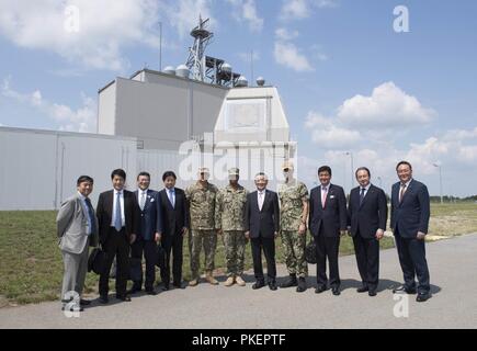 Roumanie (31 juillet 2018) Le capitaine Washington Charlos, commandant de l'installation de soutien naval, Deveselu Cmdr. Axel Steiner, commandant du Système de défense antimissile Aegis à terre, la Roumanie et le Colonel Razvan Bratulescu, commandant de la 99e base militaire roumaine, prendre une photo de groupe avec les membres de la Diète japonaise, au cours d'une visite. NSF Deveselu AAMDS et Roumanie sont situés dans la base militaire roumaine 99e et jouer un rôle clé dans la défense antimissile balistique en Europe orientale. Banque D'Images